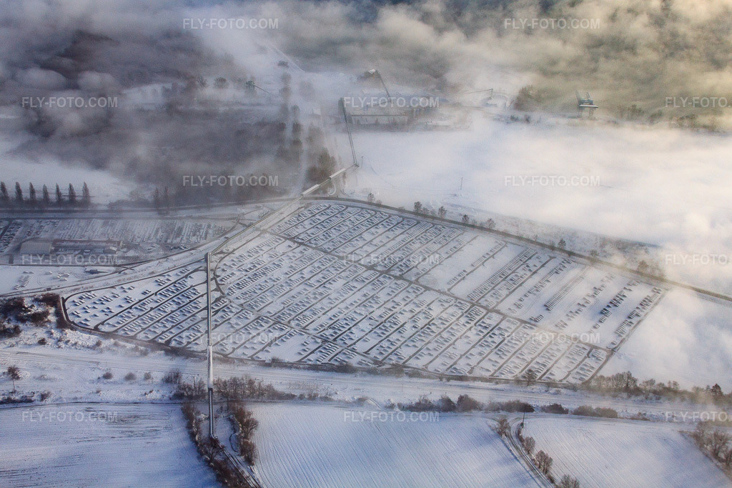 Aerial view: ARCHICUB - Parking area for the import of Walon trucks and cars in winter when there is snow in Lauterbourg in the state Bas-Rhin, France. – Photo: IMG_36151.jpg taken on 01/02/2011 by Werner Riehm/FLY-FOTO.com – Resolution of the original: 4752 x 3168 px – Solutions logistiques pour l'industrie: