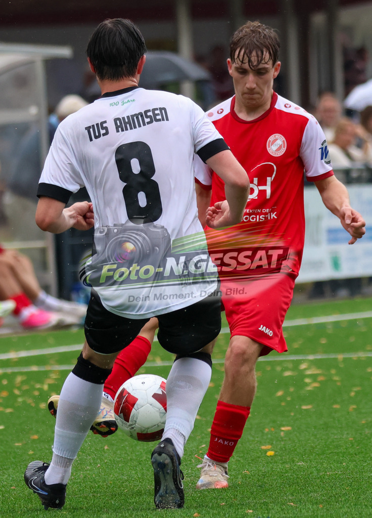 FC RW Kirchlengern - Post TSV Detmold | Auf dem Bild zu sehen: Rot FC RW Kirchlengern: Julian Zähler ; weiß TuS Ahmsen: Noah WolfFC RW Kirchlengern, TuS Ahmsen, Saison 26/27, Testspiel, Deutschland - Realisiert mit Pictrs.com