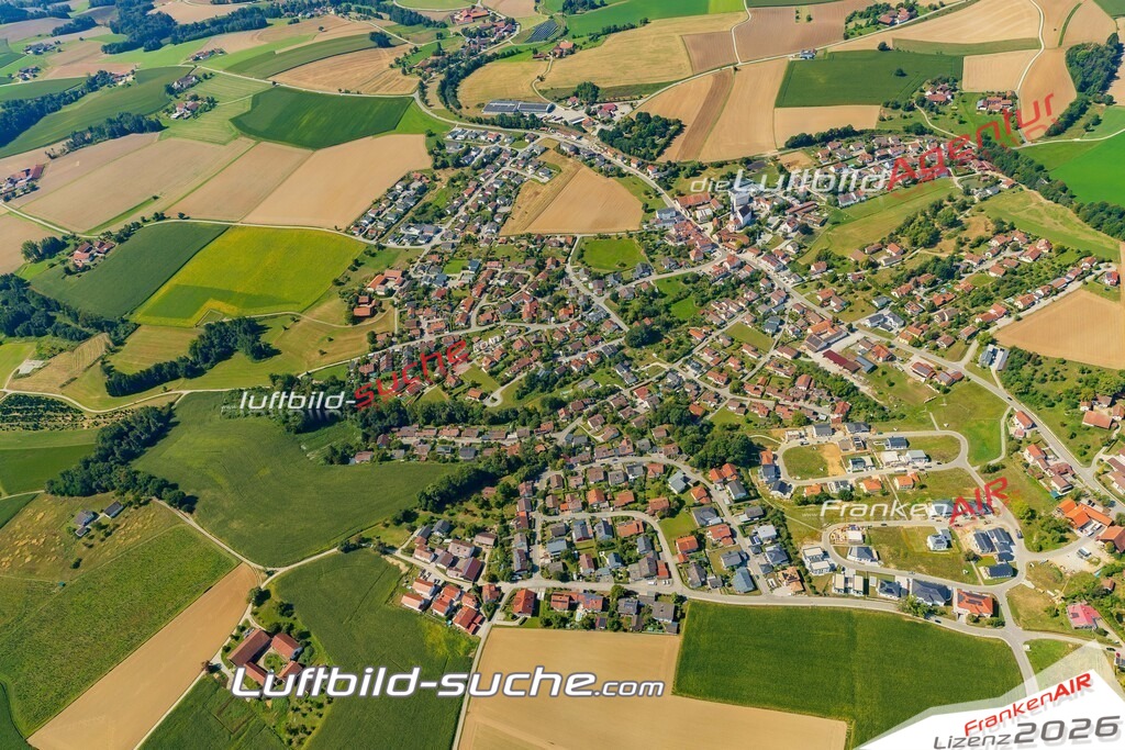 Schrägluftbild  Neukirchen am Inn  Neuburg am Inn - Das Luftbild wurde 2025 vom UL-Flugzeug heraus erstellt ( keine Drohne ) - Hochauflösende Luftaufnahme -Nicht vergleichbar mit Google Maps oder Satelittenbilder- Die Geschenkidee !Mit Lizenz und Bildrechte bestellbar