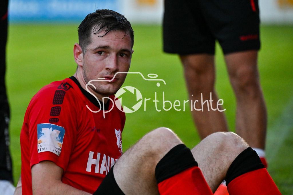 TSV Aindling - FV Illertissen | im Bild ein niedergeschlagener David BURGHART (Aindling 21) / traurig / enttäuscht / Einzelfoto / Freisteller / Verbandspokal Bayern: TSV Aindling - FV Illertissen, TSV Aindling Hauptplatz am 05.08.2025