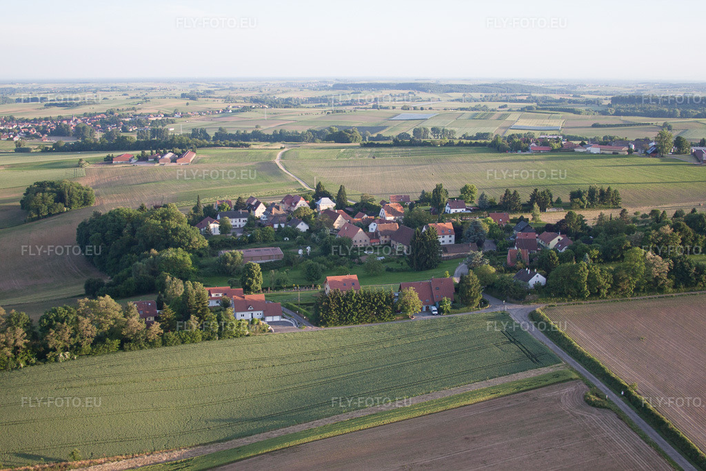 Vue aérienne: Vue de la ville à Geisberg dans le département Bas Rhin, France. Photo: IMG_58023.jpg prise le 16/06/2013 par Werner Riehm/FLY-FOTO.eu – Résolution de l'original: 4752 x 3168 px