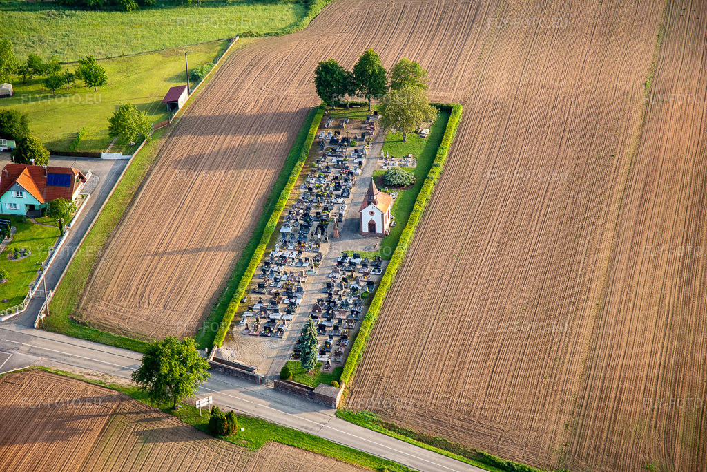 Vue aérienne: Cimetière à Salmbach dans le département Bas Rhin, France. Photo: IMG_113984.jpg prise le 23/05/2019 par Werner Riehm/FLY-FOTO.eu – Résolution de l'original: 5472 x 3648 px