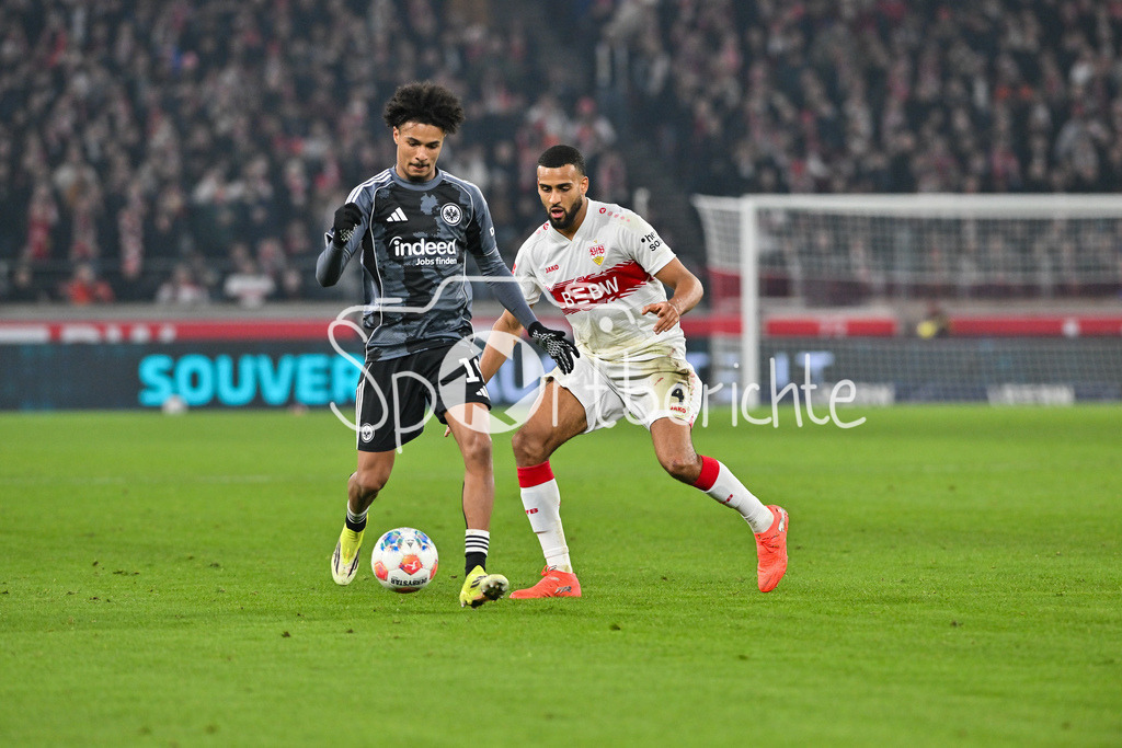 VfB Stuttgart - SG Eintracht Frankfurt | STUTTGART, GERMANY - 13. JANUARY: im Duell Jean-Matteo BAHOYA (Eintracht Frankfurt 19) und Josha VAGNOMAN (VfB Stuttgart 4) während dem Bundesligamatch zwischen dem VfB Stuttgart und der SG Eintracht Frankfurt am 17. Spieltag in der MHP-Arena / DFL REGULATIONS PROHIBIT ANY USE OF PHOTOGRAPHS AS IMAGE SEQUENCES AND/OR QUASI-VIDEO