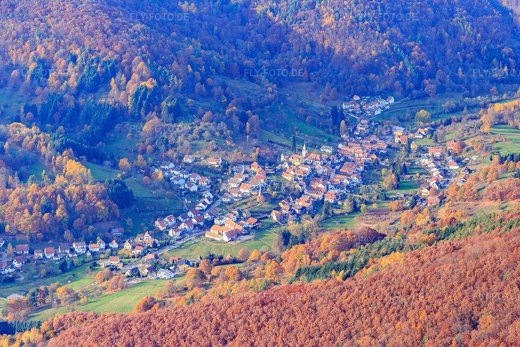Luftbild: Dorfansicht im Tal von Westen in Dernbach im Bundesland Rheinland-Pfalz in Deutschland. Foto: IMG_085127.jpg vom 08.11.2015 durch Werner Riehm/FLY-FOTO.de