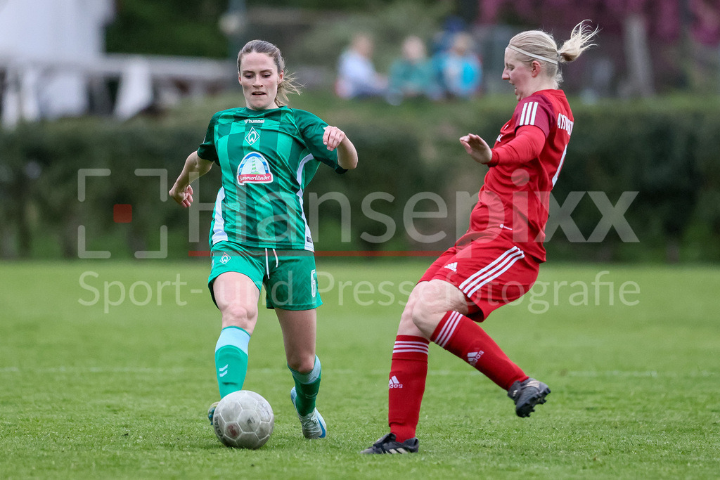 Fussball, Testspiel Frauen, ATS Buntentor - SV Werder Bremen | v.li.: Reena Wichmann (SV Werder Bremen, 6) und Lena Abraham (ATS Buntentor, 9) im Zweikampf, Duell, Dynamik, Aktion, Action, Spielszene