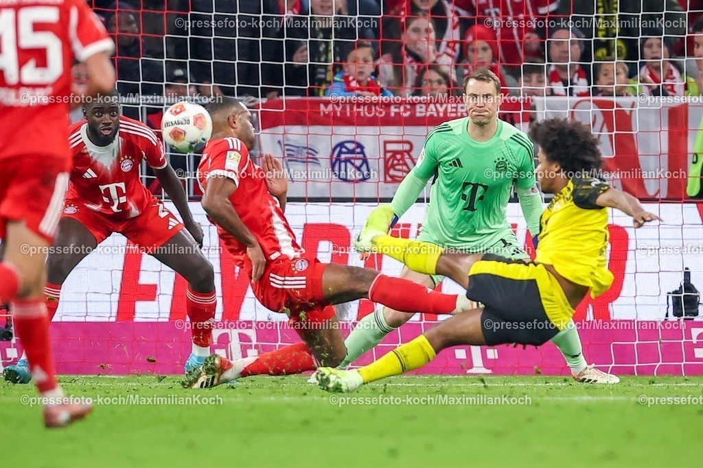 FCB18102501171 | 18.10.2025, Fußball, FC Bayern München - Borussia Dortmund, 1. Fußball Bundesliga, 7. Spieltag, Allianz Arena, Saison 2025 2026: Karim Adeyemi (BVB #27) beim Schuss auf das Tor von Torwart Manuel Neuer (FC Bayern Muenchen #01) DFB regulations prohibit any use of photographs as image sequences and or quasi-video.