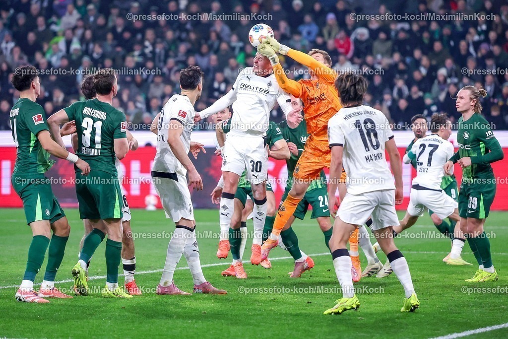 BMG13122502199 | 13.12.2025, Fußball, Borussia Mönchengladbach - VfL Wolfsburg, 1. Fußball Bundesliga, 14.Spieltag, Borussia-Park, Saison 2025 2026: Nico Elvedi&nbsp;(Borussia Mönchengladbach #30) und Torwart Moritz Nicolas&nbsp;(Borussia Mönchengladbach #33) verteidigen beim Eckball im Strafraum Strafraumaktion   DFB regulations prohibit any use of photographs as image sequences and or quasi-video.