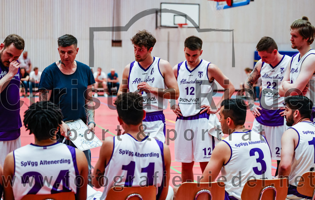 2022-05-15_015_SpVgg_Altenerding_gegen_TSV_Muenchen-Forstenried | Erding, Deutschland, 15.05.2022:
Basketball, Bezirksliga 2021 / 2022, Play-Offs, SpVgg Altenerding gegen TSV München-Forstenried, Endergebnis: 55:57

Justin Ledbetter (SpVgg Altenerding, #24), Trainer Christos Takis Paraschidis (SpVgg Altenerding), Luis Winkler (SpVgg Altenerding, #11), Jonah Timothy Richardson (SpVgg Altenerding, #13), Sebastian Weber (SpVgg Altenerding, #12), Laris Drusko (SpVgg Altenerding, #3), Robert Csaki (SpVgg Altenerding, #22)

Foto: Christian Riedel / fotografie-riedel.net