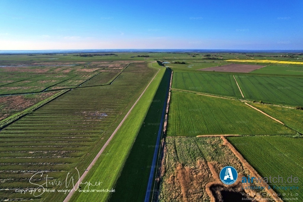 Luftbilder Tümlauer Koog  | Die Gemeinde bietet auch Aktivitäten wie Wattwanderungen, Strandwanderungen und Drachenfliegen an. Die Nähe zu St. Peter-Ording und dem Westerhever Leuchtturm macht Tümlauer-Koog zu einem idealen Ziel für Familien.