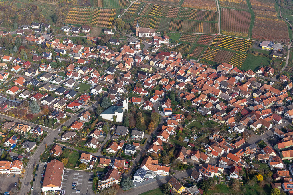 Luftbild: Kirchengebäude im Ortsteil Schweigen im Ortsteil Rechtenbach in Schweigen-Rechtenbach im Bundesland Rheinland-Pfalz in Deutschland. Foto: IMG_123789.jpg vom 07.11.2020 durch Werner Riehm/FLY-FOTO.de