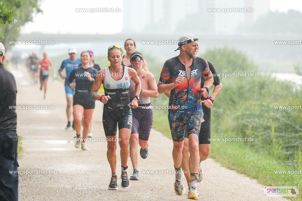 LUR_1344 | 34. M-net Erlanger Triathlon 2025 #erlangertriathlon  #mnettriathlon2025 #mnettriathlon #team #olympischedistanz #mitteldistanz #triathlon #maindonaukanal  #erlangertriathlon2025 #yourpictrs #tv1848 #tv1848erlangen  #triathlonbayern #sportinerlangen #demsportverbunden #sportshot_your_pictrs Copyright: www.sportshot.de