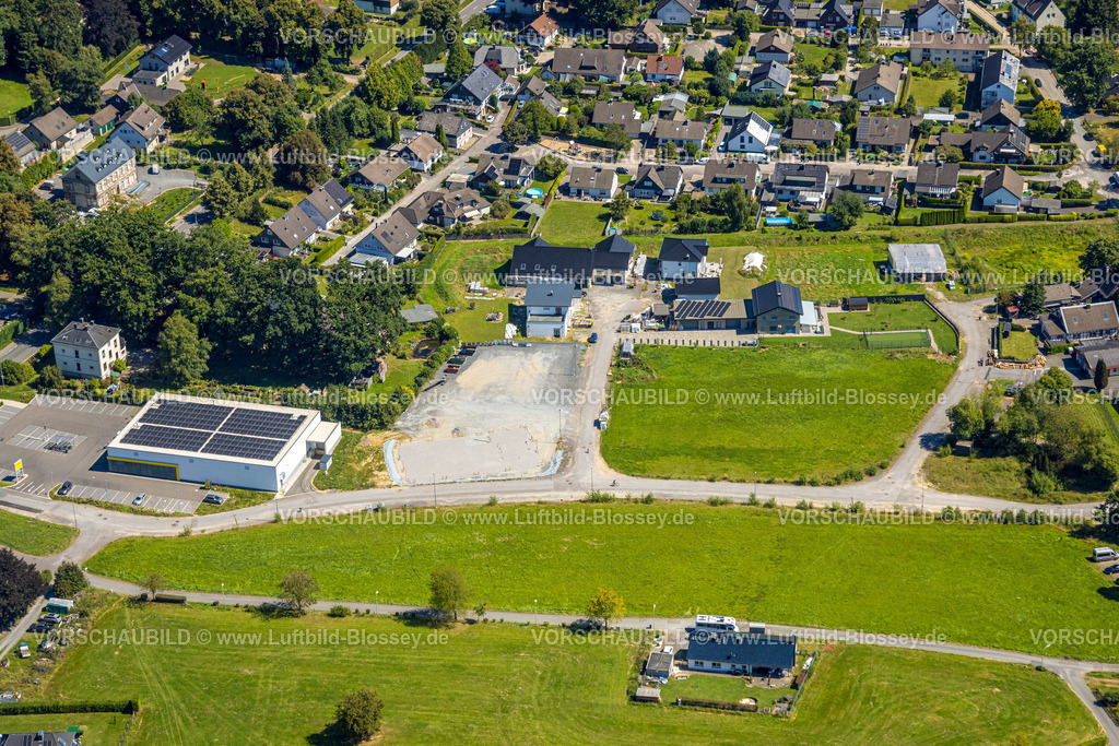 Kierspe250813319 | Luftbild, Wohngebiet Ortsansicht Ortsteil Rönsahl mit Netto Supermarkt und Solardach, Meienborn, Rönsahl, Kierspe, Sauerland, Nordrhein-Westfalen, Deutschland