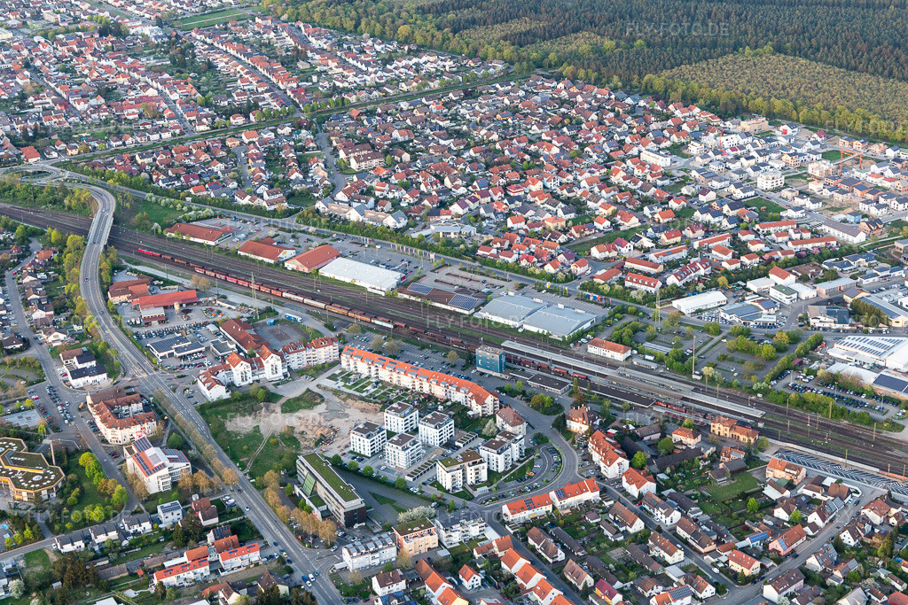 Luftbild: Bahnhofsring im Ortsteil Graben in Graben-Neudorf im Bundesland Baden-Württemberg in Deutschland. Foto: IMG_106651.jpg vom 17.04.2018 durch Werner Riehm/FLY-FOTO.de