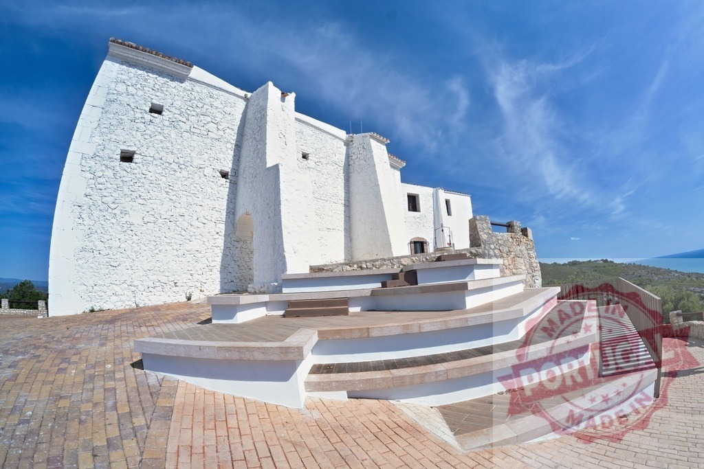 White fortress overlooking the mediterranean sea in puglia, italy | Wide angle view of a white fortress with outdoor theater overlooking the mediterranean sea in puglia, italy - Realisiert mit Pictrs.com