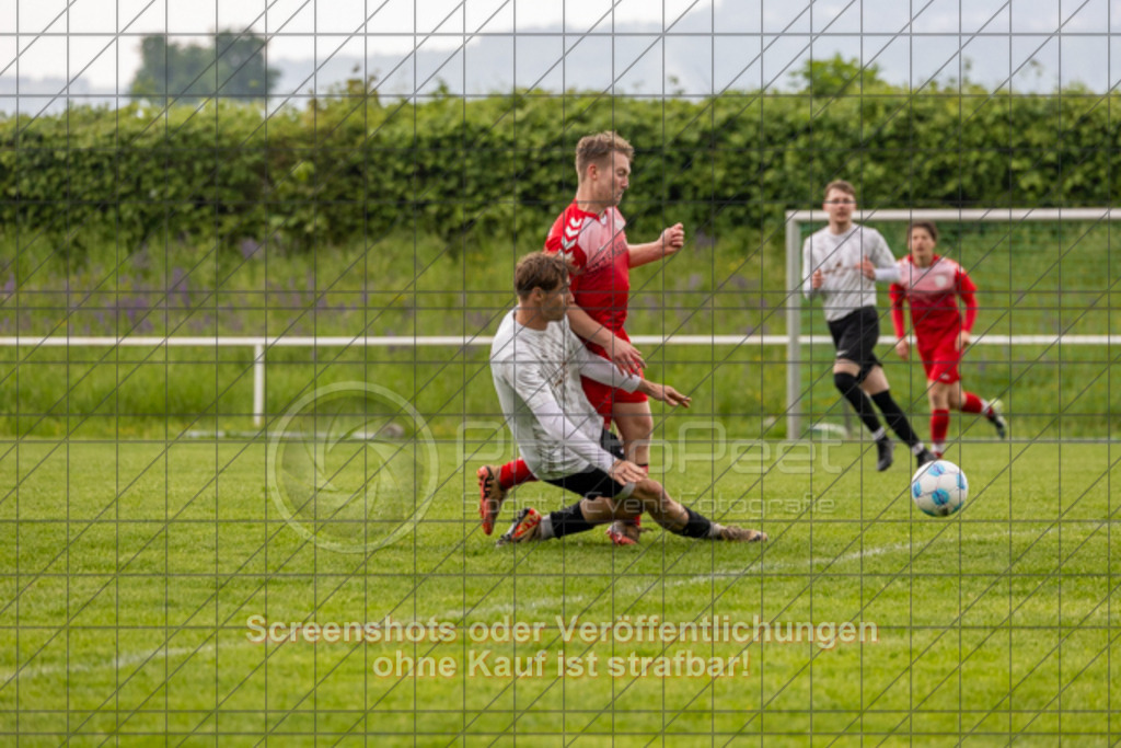 20250504_160616_0070 | #,TB Holzheim (weiß) vs. 1.FC Donzdorf II (rot), Fussball, Kreisliga B10 - Bezirk Neckar/Fils, 25. Spieltag, Saison 2024/2025, Jura-Rasensportplatz, Manzenstraße 60, 73037 Göppingen, 04.05.2025 - 15:00 Uhr,Foto: PhotoPeet-Sportfotografie/Peter Harich