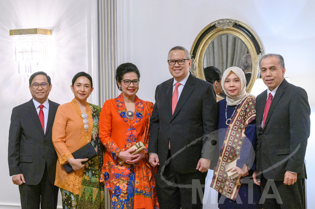 _DWA5379 | Welcoming Jokowi Widodo's arrival by the Indonesian people at Kastens Luisenhof Hotel in the context of the opening of Hannover Messe with Indonesia as Country Partner. Hannover, 15.04.2023 - Realisiert mit Pictrs.com