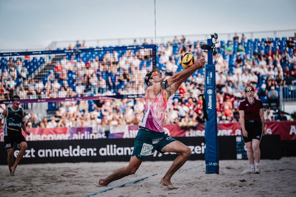 Beachvolleyball | Männer | Deutsche Meisterschaften 2025 Timmendorfer Strand | 04.09.2025 | Niklas Held spielt den Ball