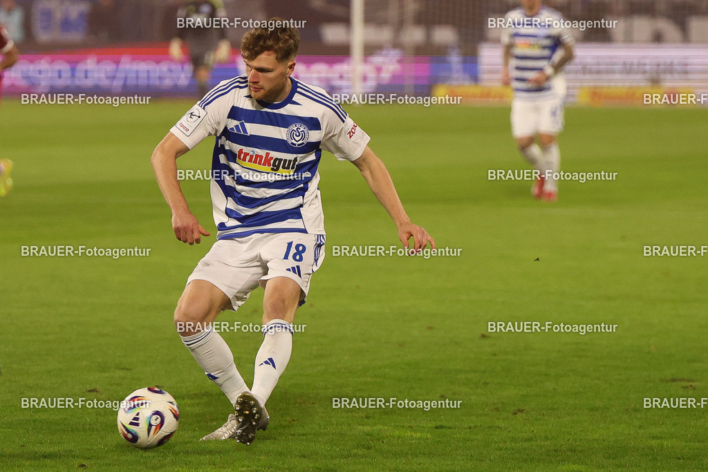 MSV Duisburg - Rot-Weiss Essen  | Duisburg, Deutschland, 26.10.2025 Steffen Meuer (MSV Duisburg) Einzelaktion während des 3.Liga Spiels zwischen MSV Duisburg und Rot-Weiss Essen in der Schauinsland-Reisen-Arena am 26.10.2025 in Duisburg (Foto von Timo Bluhmki-Schmidt/ Brauer Fotoagentur