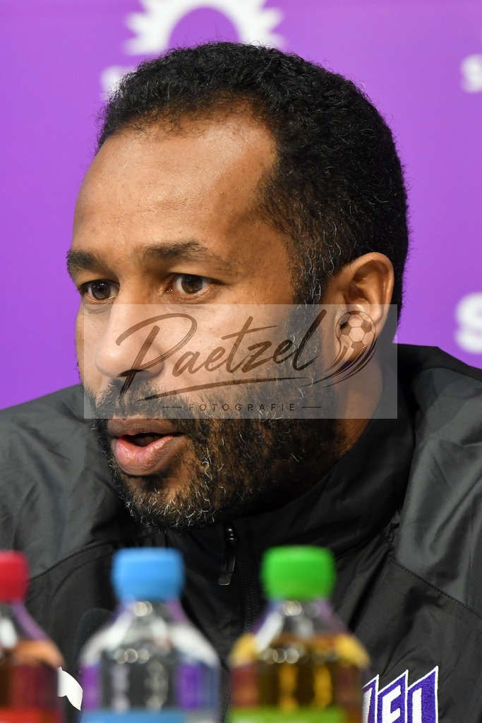 20200304_PKOSNA_0034 | Fussball, Herren: Trainer Daniel Thioune (VfL Osnabrueck) schaut waehrend der Pressekonferenz des VfL Osnabrueck im Presseraum des Stadion an der Bremer Bruecke am 04.03.2020 in Osnabrueck, Deutschland. - Realisiert mit Pictrs.com