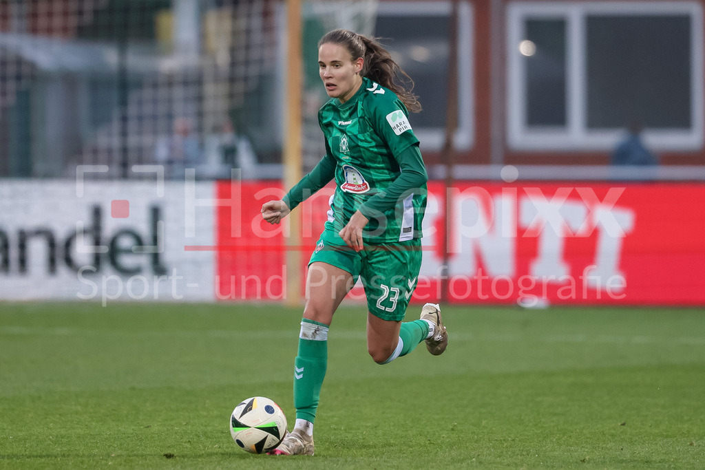 Fussball, Google Pixel Frauen-Bundesliga, SV Werder Bremen - VfL Wolfsburg | v.li.: Hanna Nemeth (SV Werder Bremen, 23) am Ball, Freisteller, Einzelbild, Ganzkörper, Aktion, Action, Spielszene, DIE DFB-RICHTLINIEN UNTERSAGEN JEGLICHE NUTZUNG VON FOTOS ALS SEQUENZBILDER UND/ODER VIDEOÄHNLICHE FOTOSTRECKEN. DFB REGULATIONS PROHIBIT ANY USE OF PHOTOGRAPHS AS IMAGE SEQUENCES AND/OR QUASI-VIDEO.