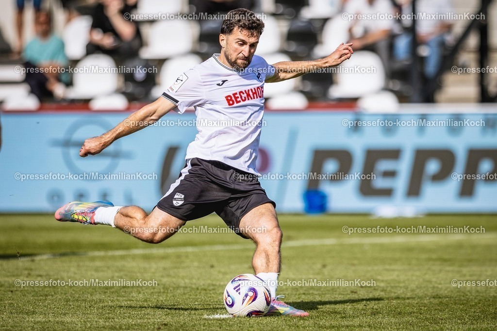 xkwix09082502038 | 09.08.2025, xkwix, Fußball, Dritte Liga, SC Verl - SV Wehen Wiesbaden, Sportclub Arena: Berkan Taz (SC Verl #10) 