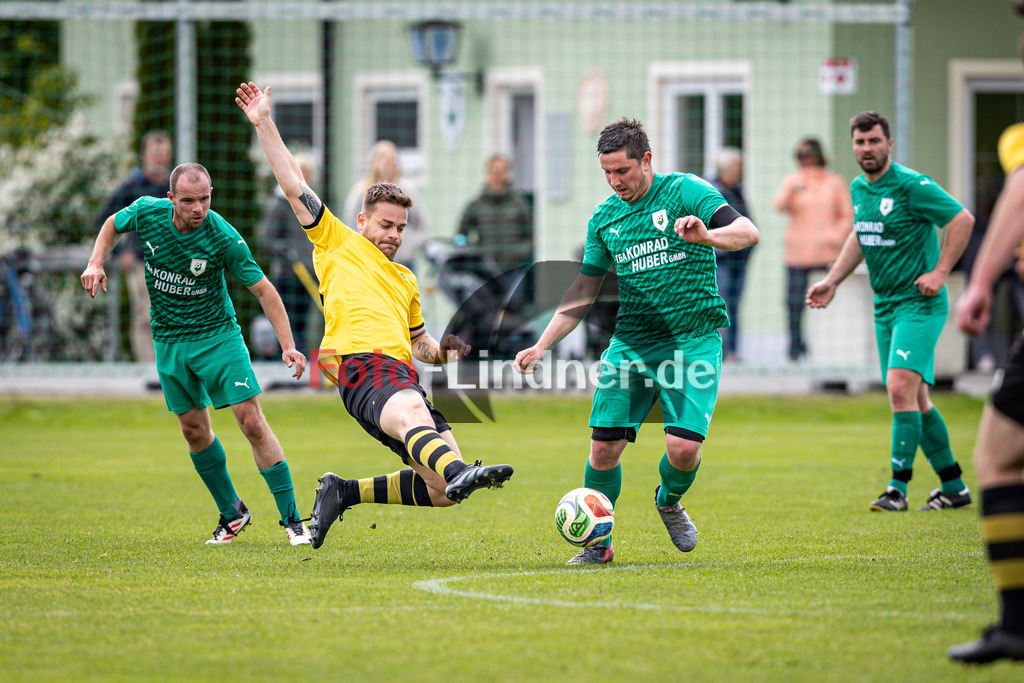SV Haunshofen gegen TSV Perchting-Hadorf | Fußball Herren A-Klasse Gruppe 5 Zugspitze 2025/26 24. Spieltag, SV Haunshofen gegen TSV Perchting-Hadorf, 20260517,Zweikampf,2026-05-17 in 82407 Haunshofen (Rasenplatz 1, Hauptstraße 60), Benedikt FELDMEIER (TSV Perchting-Hadorf 13), Stefan STEIGENBERGER (SV Haunshofen Kapitän 13)Copyright: WolfgangxLindner www.foto-lindner.de