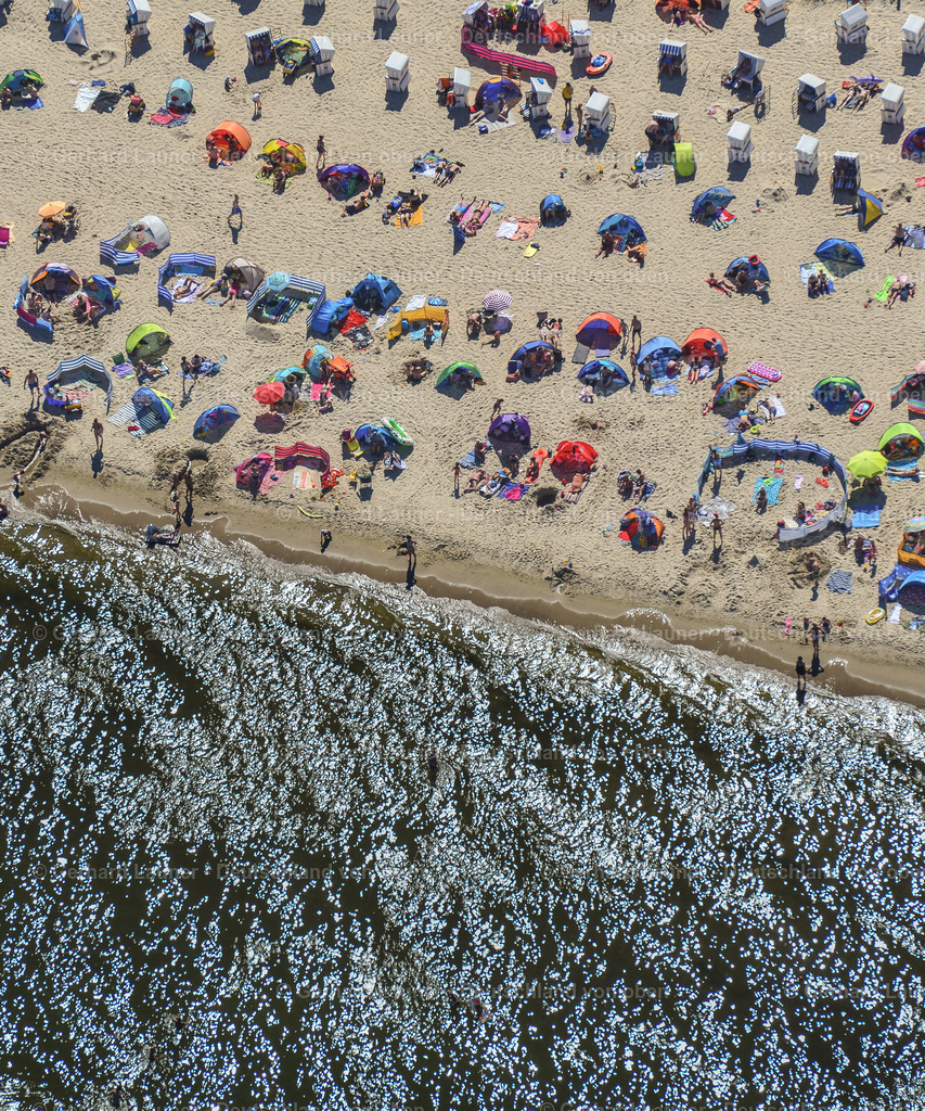 3637736 | ZINNOWITZ 25.08.2016 Strandkorb- Reihen am Sand- Strand im Küstenbereich der Ostsee an der Straße Strandpromenade in Zinnowitz im Bundesland Mecklenburg-Vorpommern. Weiterführende Informationen bei: Kurverwaltung des Ostseebades Zinnowitz. // Beach chair on the sandy beach ranks in the coastal area the Baltic Sea on street Strandpromenade in Zinnowitz in the state Mecklenburg - Western Pomerania. Further information at: Kurverwaltung des Ostseebades Zinnowitz. Foto: Gerhard Launer