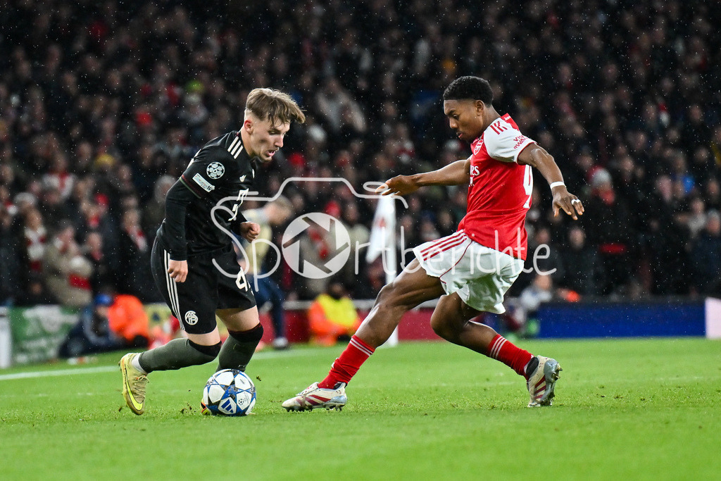 Arsenal FC - FC Bayern München | LONDON, ENGLAND - 26. NOVEMBER: im Duell Lennart KARL (FC Bayern Munich 42) und Myles LEWIS-SKELLY (Arsenal FC 49) beim Ligaspiel zwischen Arsenal London und dem FC Bayern München am 5. Spieltag der UEFA Champions League im Emirates Stadium am 26.11.2025
