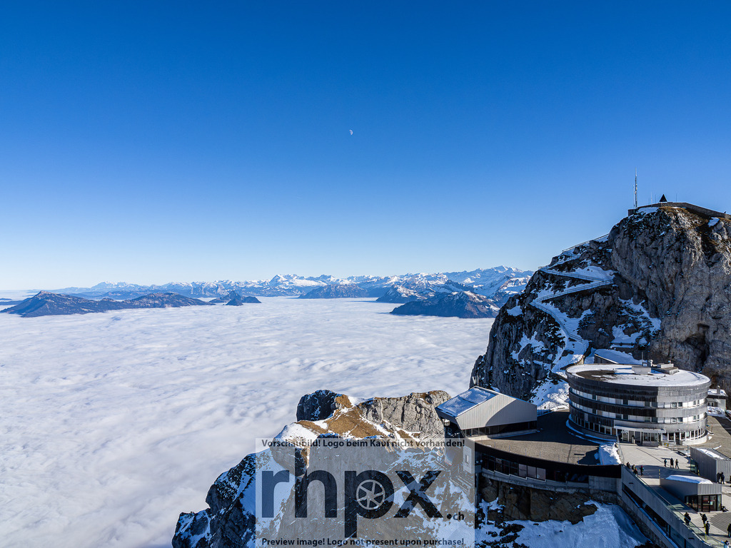 Pilatus über dem Nebelmeer | Gipfel. Wolken. Erhabenheit.
Ein faszinierender Ausblick von der Bergstation Pilatus auf das endlose Weiss der Innerschweiz. Die markanten Felsen ragen stolz aus dem dichten Nebelmeer empor und offenbaren die majestätische Ruhe der Gipfelwelt. Ein Moment der absoluten Klarheit hoch über dem Alltag.
Wähle unter "Produktauswahl" dein Wunschformat: Vom klassischen Wandbild über Puzzle &amp; Tassen bis zum digitalen Download (z.B. als Handy-Hintergrund).
 - Realisiert mit Pictrs.com