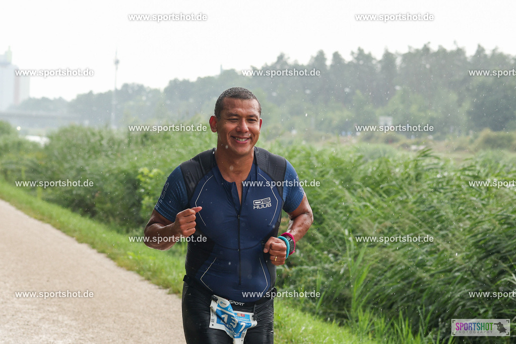 LUR_1383 | 34. M-net Erlanger Triathlon 2025 #erlangertriathlon  #mnettriathlon2025 #mnettriathlon #team #olympischedistanz #mitteldistanz #triathlon #maindonaukanal  #erlangertriathlon2025 #yourpictrs #tv1848 #tv1848erlangen  #triathlonbayern #sportinerlangen #demsportverbunden #sportshot_your_pictrs Copyright: www.sportshot.de