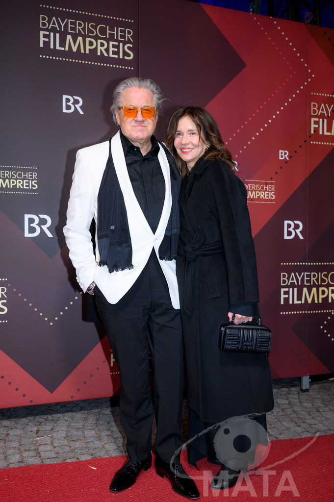 _DWI5321 | Michael Brandner mit Ehefrau Karin Brandner bei der Verleihung des 47. Bayerischen Filmpreises 2026  im Prinzregententheater. München, Deutschland. Der Bayerische Filmpreis wird seit 1979 von der Bayerischen Staatsregierung verliehen, um die Bedeutung des Kinofilms als Kulturgut herauszustellen - Realized with Pictrs.com