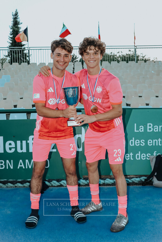 EM_MU18_F_GER-BEL_Lille_bearbeitet_Pokalbilder (95 von 137) | lanaschraderfotografie - Realisiert mit Pictrs.com