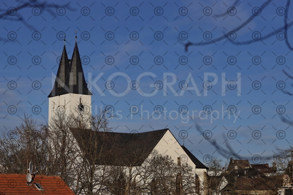 Oberste Stadtkirche Iserlohn | Die Marienkirche in Iserlohn wird im Volksmund auch Oberste Stadtkirche genannt. Die gotische Kirche entstand etwa in der Mitte des 14. Jahrhunderts. Das weiße Kirchengebäude ragt über die schneebedeckten Dächer der Iserlohner Altstadt.