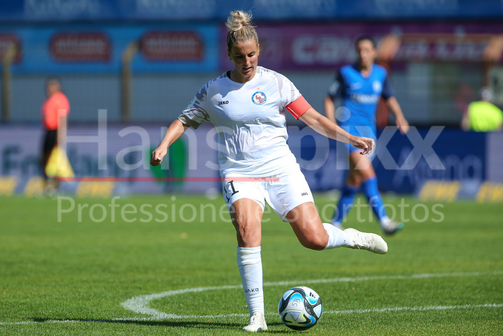 Fussball, 2. Frauen-Bundesliga, SV Meppen - 1. FFC Turbine Potsdam | v.li.: Jennifer Cramer (1. FFC Turbine Potsdam, 11) am Ball, Einzelbild, Ganzkörper, Aktion, Action, Spielszene, DIE DFB-RICHTLINIEN UNTERSAGEN JEGLICHE NUTZUNG VON FOTOS ALS SEQUENZBILDER UND/ODER VIDEOÄHNLICHE FOTOSTRECKEN. DFB REGULATIONS PROHIBIT ANY USE OF PHOTOGRAPHS AS IMAGE SEQUENCES AND/OR QUASI-VIDEO.