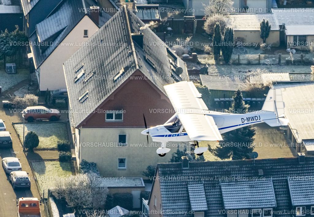 Hamm221202815 | Luftbild, Flugzeug Ikarus C42 in der Luft über winterliches Bockum-Hövel, Hamm, Ruhrgebiet, Nordrhein-Westfalen, Deutschland