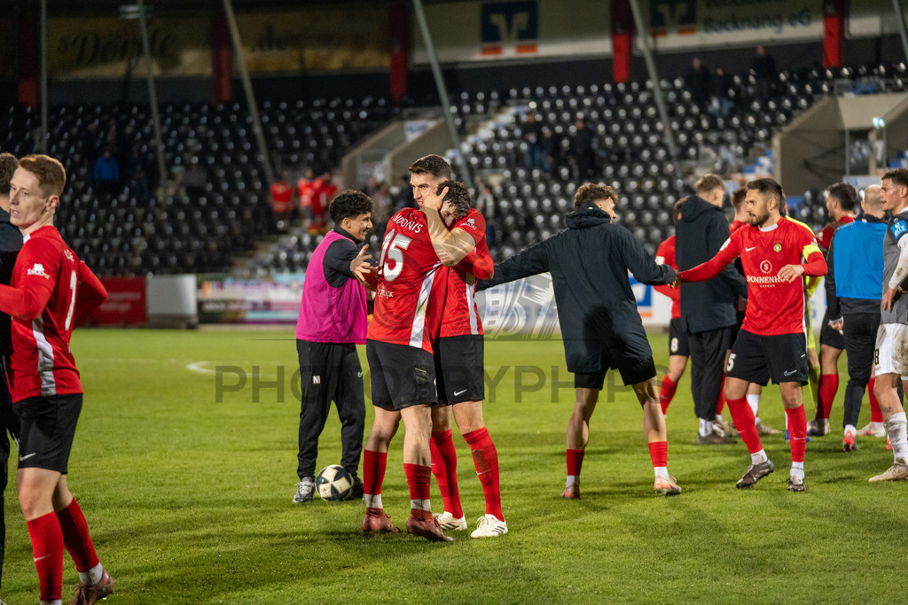 SG Sonnenhof Grossaspach vs. SSV Ulm 1846 Fussball, Fussball, WFV-Pokal, Viertelfinale, 01.04.2026 | Antonis Aidonis (SG Sonnenhof Grossaspach, #15) freut sich ueber den Sieg gemeinsam mit Arbnor Nuraj (SG Sonnenhof Grossaspach, #25),SG Sonnenhof Grossaspach vs. SSV Ulm 1846 Fussball, Fussball, WFV-Pokal, Viertelfinale, 01.04.2026