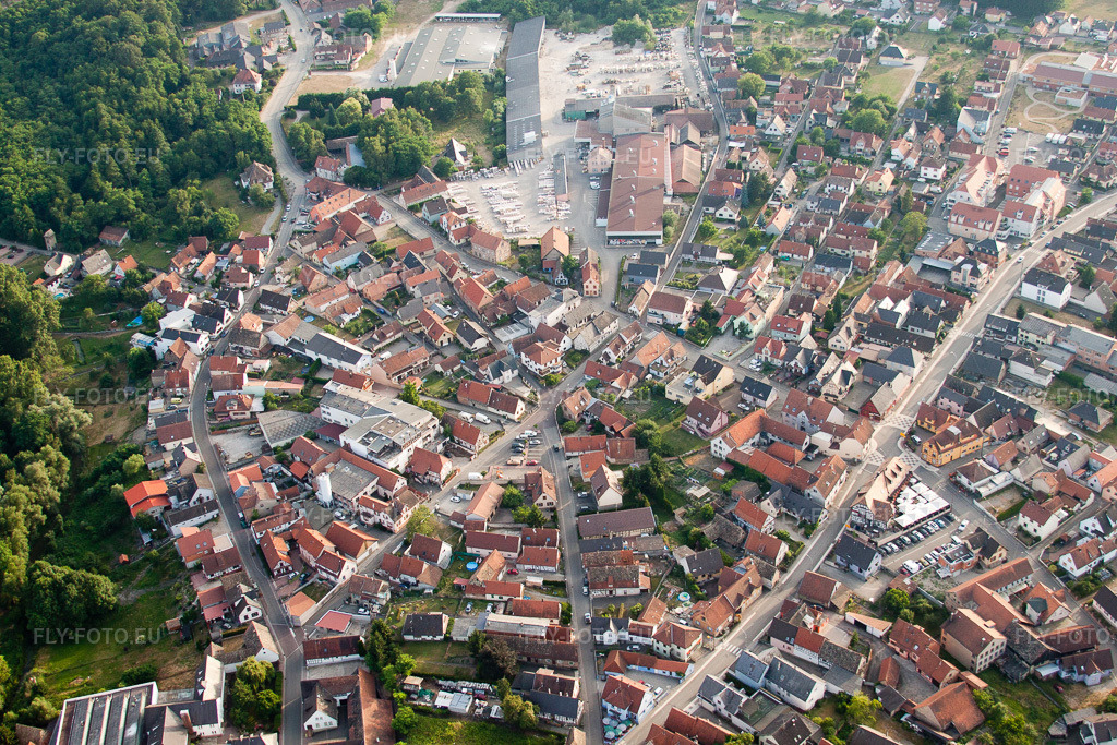 Vue aérienne: Vue de la ville à Soufflenheim dans le département Bas Rhin, France. Photo: IMG_30564.jpg prise le 09/07/2010 par Werner Riehm/FLY-FOTO.euRésolution de l'original: 4752 x 3168 px