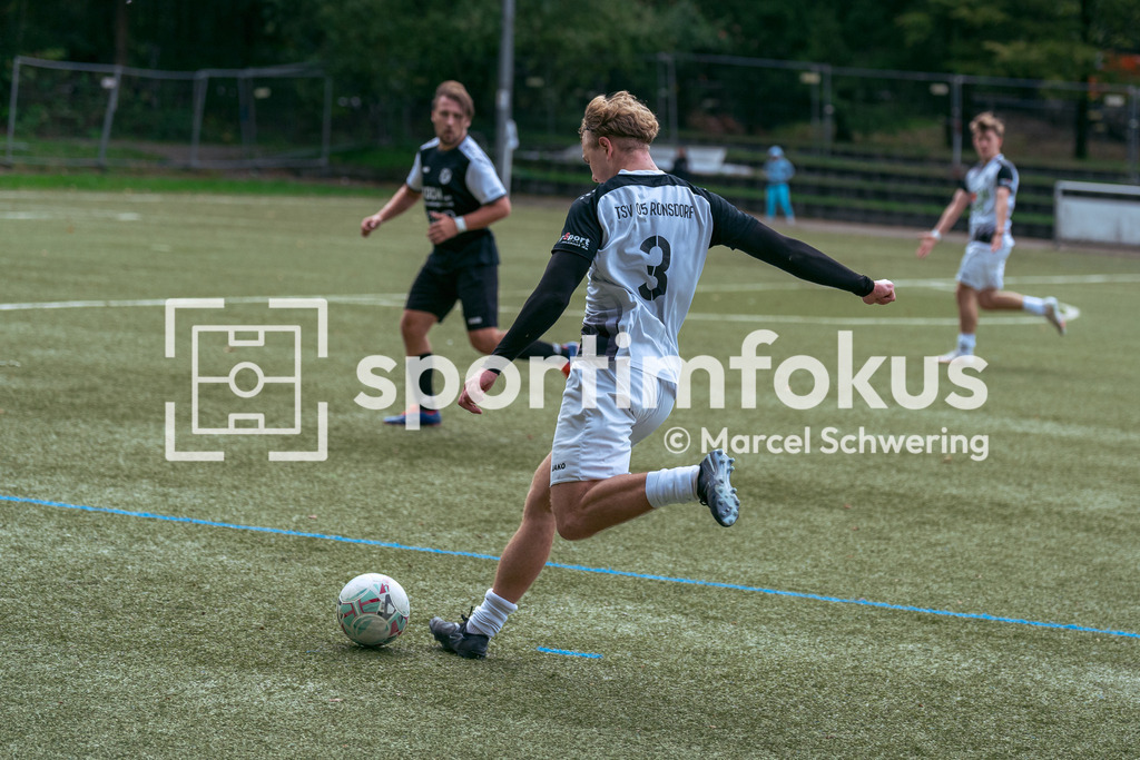 TSV 05 Ronsdorf – SSV Bergisch Born II | Viktor Piotr Blauth (3, TSV 05 Ronsdorf) beim Pass. Bezirksliga Niederrhein, Gruppe 2: TSV 05 Ronsdorf gegen SSV Bergisch Born II, Wuppertal, 11.10.2026. Endstand: 3:1. sportimfokus / Marcel Schwering - Realisiert mit Pictrs.com