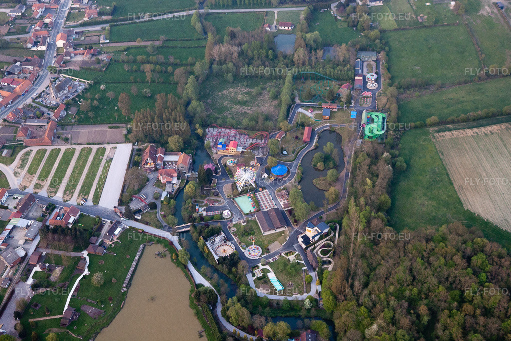 Vue aérienne: Le parc d'attractions Dennlys Park à Reclinghem à Dennebrœucq dans le département Pas de Calais, France – .Photo: IMG_40135.jpg prise le 17/04/2011 par Werner Riehm/FLY-FOTO.eu – Résolution de l'original: 4752 x 3168 px