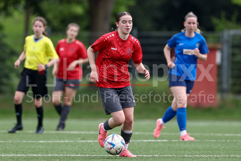 Fussball, Aufstiegsrunde Regionalliga Nord Frauen, FC Union 60 - SC Victoria Hamburg | Jule Oelerich (FC Union 60 Bremen, 7) am Ball, Einzelbild, Ganzkörper, Aktion, Action, Spielszene