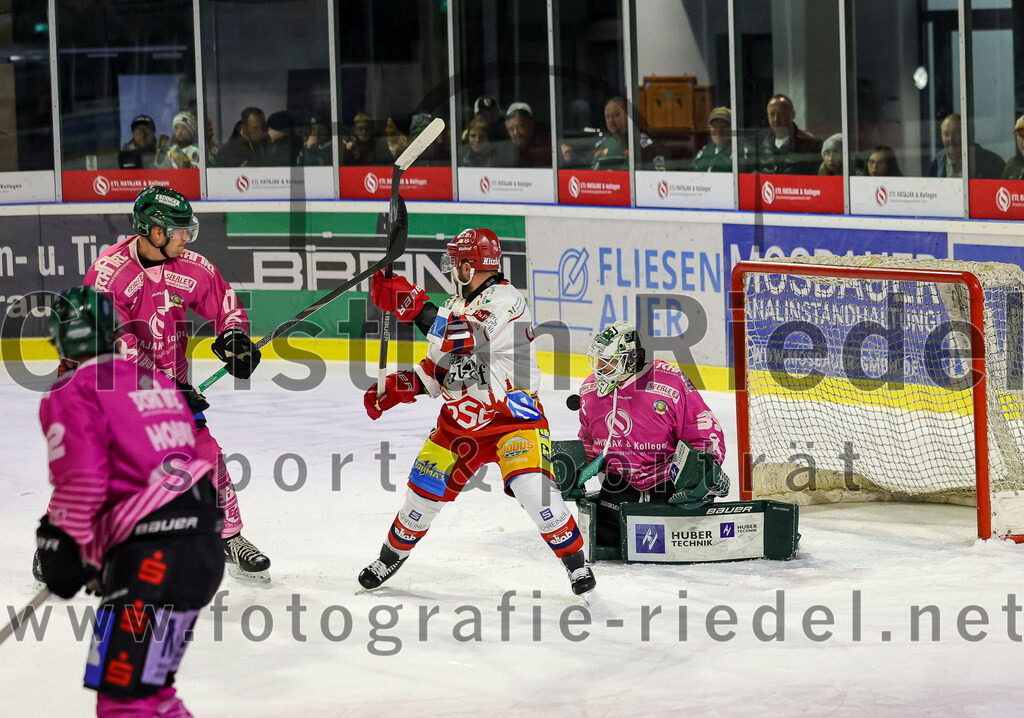 2025-10-24_092_TSV_Erding_gegen_Deggendorfer_SC | Erding, Deutschland, 24.10.2025:Eishockey, Oberliga Süd 2025 / 2026, 11. Spieltag, TSV Erding gegen Deggendorfer SC, Endergebnis: 2:4Elia Ostwald (Erding Gladiators, #17), Curtis Leinweber (Deggendorfer SC, #11), Torwart Leon Meder (Erding Gladiators, #39)Foto: Christian Riedel / fotografie-riedel.net