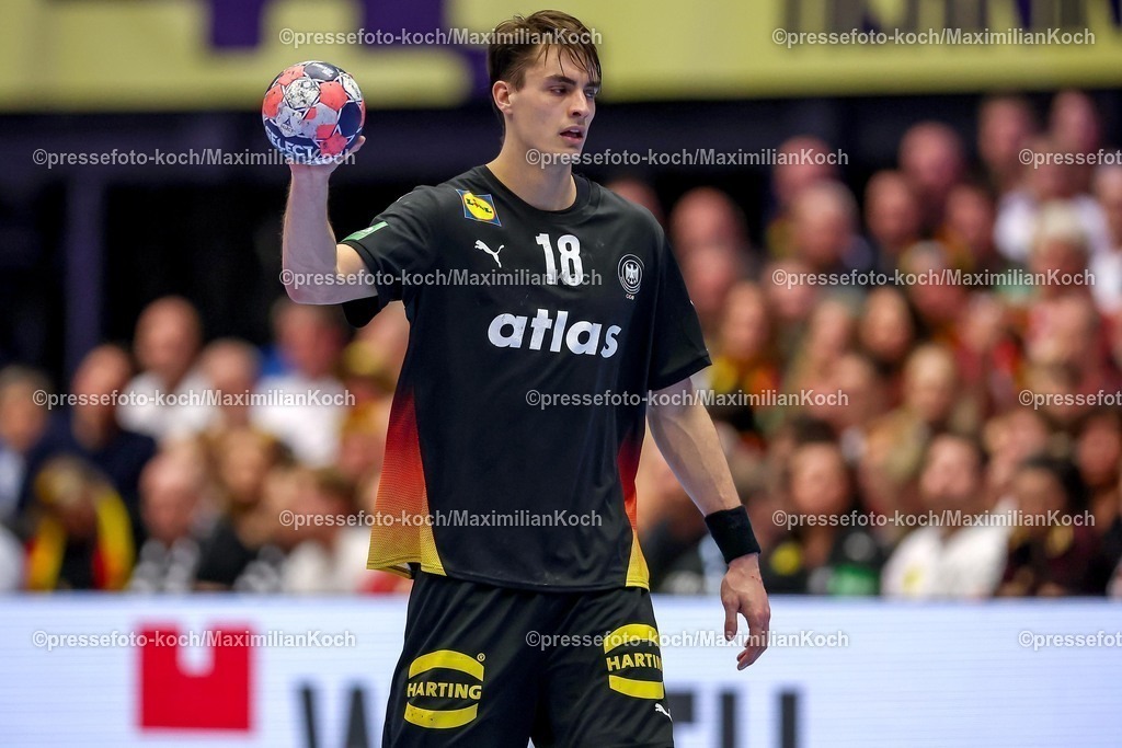 EHF19012602183 | 19.01.2026, Handball, Men's EHF EURO 2026, Deutschland - Spanien, Jyske Bank Boxen in Herning, Dänemark, Preliminary Round:  Julian Köster (Germany #18) 