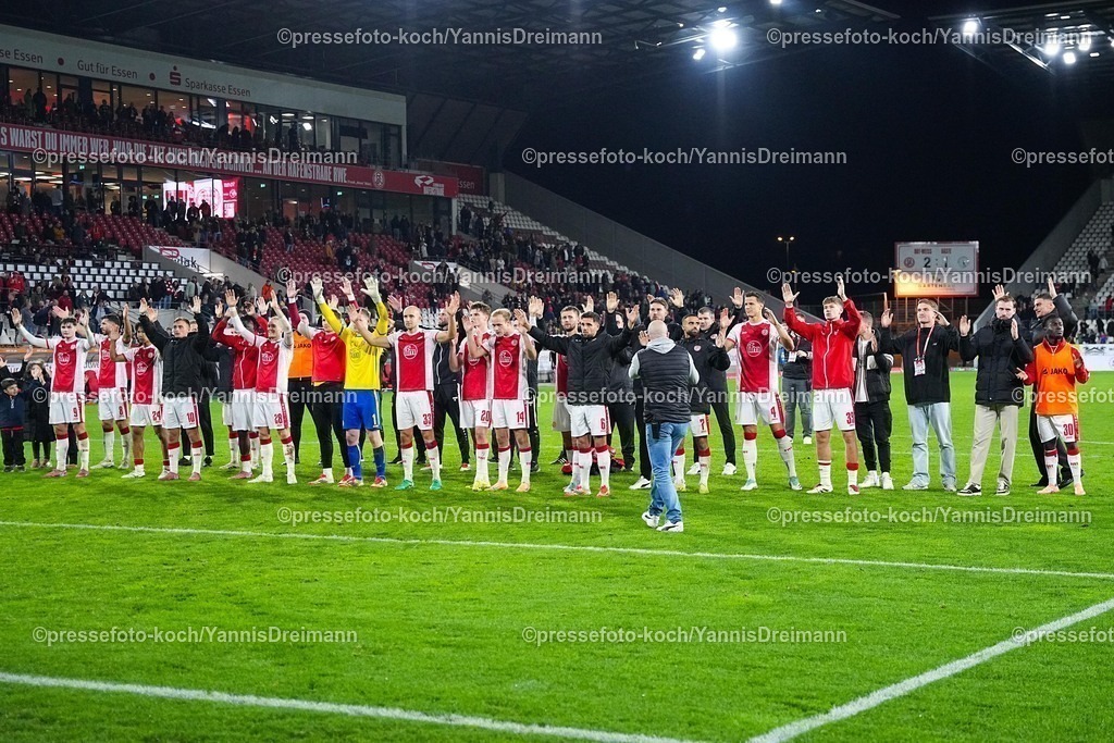 xYDRx02112501053 | 02.11.2025, xydrx, Fußball, 3.Liga, Rot-Weiss Essen - 1.FC Schweinfurt 05, Saison 2025 2026, Stadion an der Hafenstraße: Die Mannschaft von Rot-Weiss Essen bejubelt den 2:1 Sieg    DFB regulations prohibit any use of photographs as image sequences and or quasi-video.