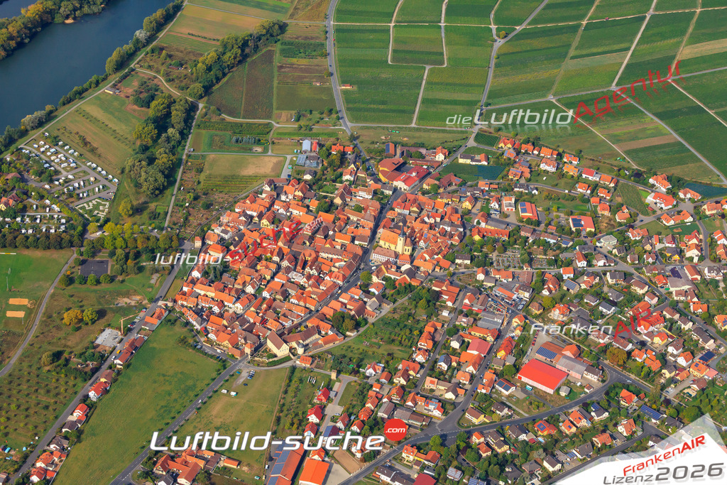 Die Luftaufnahme der Stadt Sommerach wurde vom UL-Flugzeug heraus erstellt ( keine Drohne )- hohe Auflösung für beste Qualität