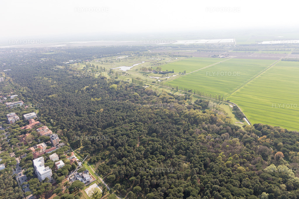 Luftbild: Ortsansicht in Lido DI Savio im Bundesland Emilia-Romagna in Italien. Foto: IMG_098357.jpg vom 05.04.2017 durch Werner Riehm/FLY-FOTO.de