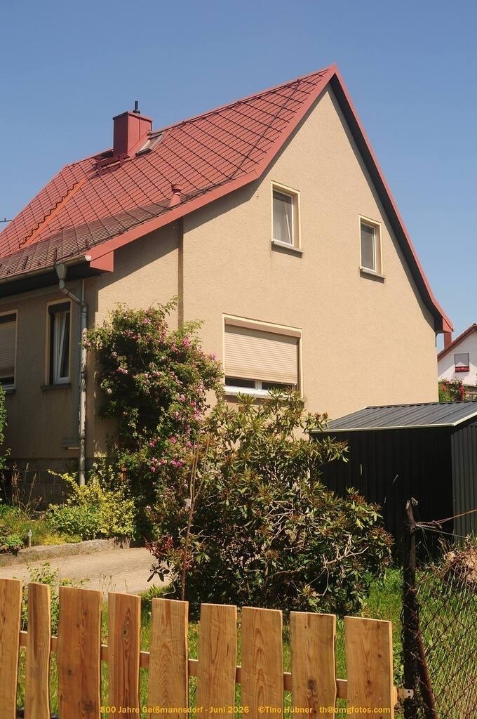 Geißmannsdorf-2026-Ortsbilder-493 | Geißmannsdorf bei Bischofswerda im Sommer 2026. Ein fotografischer Streifzug durch das Dorf Geißmannsdorf, mit Gebäuden, Straßen, Strohpuppen und geschmückten Vorgärten und Grundstücken anlässlich der 800-Jahr-Feier von Geißmannsdorf im Juni 2026 - Realisiert mit Pictrs.com