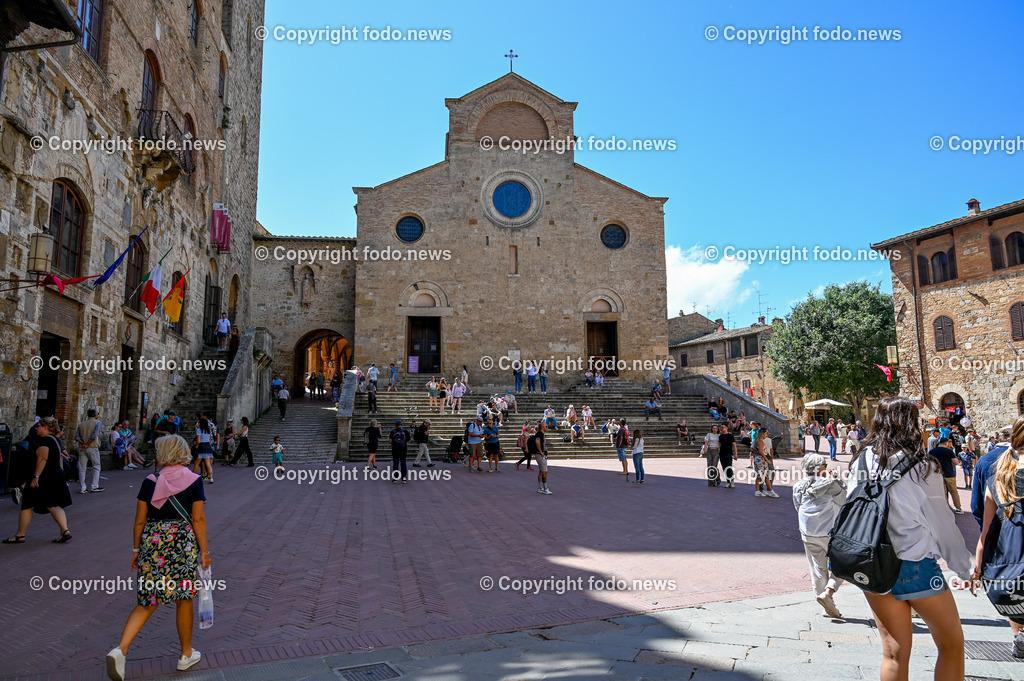 Italien_ Toskana_ San Gimignano_ 31.05.2024-127 | 31.05.2024, Italien, ITA, Toskana, San Gimignano im Bild Stadtansichten Gebäude, Architektur, Touristen, Historisch, Souvenir, Ansichten der berühmten Stadt San Gimignano in der Toskana-Italien - View of the famous town San Gimignano in Tuscany-ItalySan Gimignano ist eine italienische Kleinstadt in der Toskana mit einem mittelalterlichen Stadtkern. San Gimignano wird auch die Stadt der Türme genannt. Die Stadt liegt in der Provinz Siena. Sie gehört neben Florenz, Siena und Pisa zu den von Touristen meist besuchten Zielen in der Toskana.