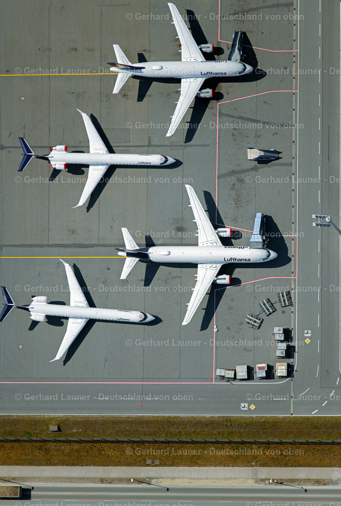 4021235 | MüNCHEN 08.04.2020 Passagierflugzeuge krisenbedingt stillgelegt auf der Parkpositionen und Abstellfläche auf dem Flughafen in München im Bundesland Bayern, Deutschland. // Passenger aircraft decommissioned due to the crisis on the parking positions and parking space at the airport in Munich in the state Bavaria, Germany. Foto: Gerhard Launer