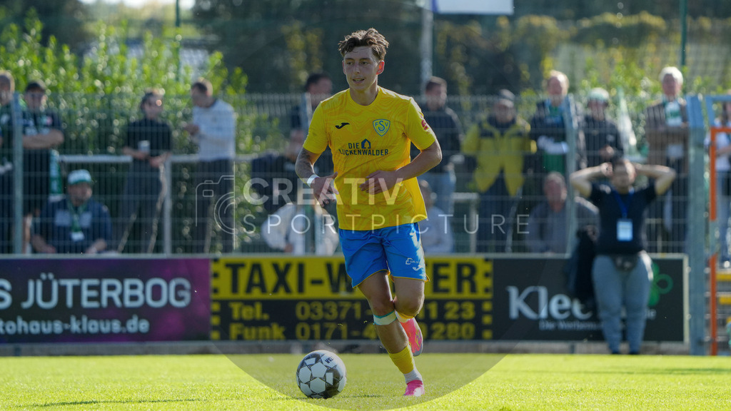 Fußball, Herren, Saison 2025/2026, Regionalliga Nordost, 10. Spieltag, FSV 63 Luckenwalde vs. BSG Chemie Leipzig, Samstag 27.09.2025, Werner-Seelenbinder-Stadion Luckenwalde, | Fußball, Herren, Saison 2025/2026, Regionalliga Nordost, 10. Spieltag, FSV 63 Luckenwalde vs. BSG Chemie Leipzig, Samstag 27.09.2025, Werner-Seelenbinder-Stadion Luckenwalde, Im Bild: Tim Schleinitz (Luckenwalde) - Realisiert mit Pictrs.com