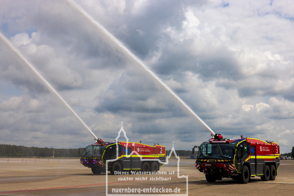 Vorstellung neuer Flugfeldlöschfahrzeuge und Simulator am Flughafen Nürnberg. | Der Albrecht Dürer Airport Nürnberg setzt auf neueste Technik und hat seine Flugfeldlöschfahrzeuge durch drei fabrikneue Panther 6x6 des Herstellers Rosenbauer ersetzt. Die Flughafenfeuerwehr trainiert den Umgang mit den Spezialfahrzeugen in einem eigens dafür angefertigten Simulator. - Realisiert mit Pictrs.com